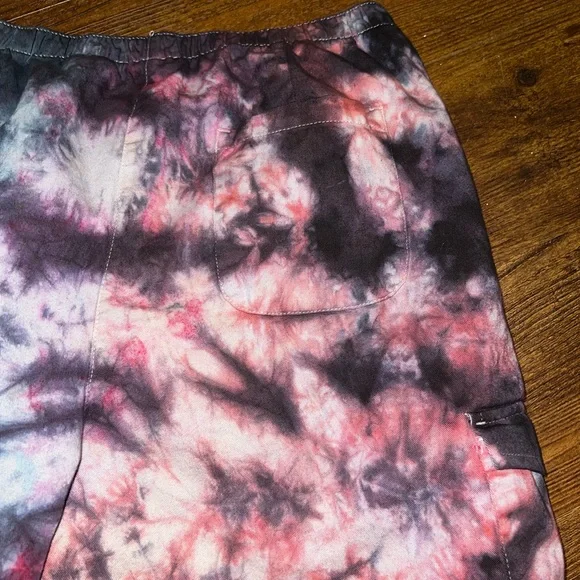 LAST CALL Classic Elements Red Black Tie Dye Cargo Capri Shorts Size L Petite - Picture 8 of 11